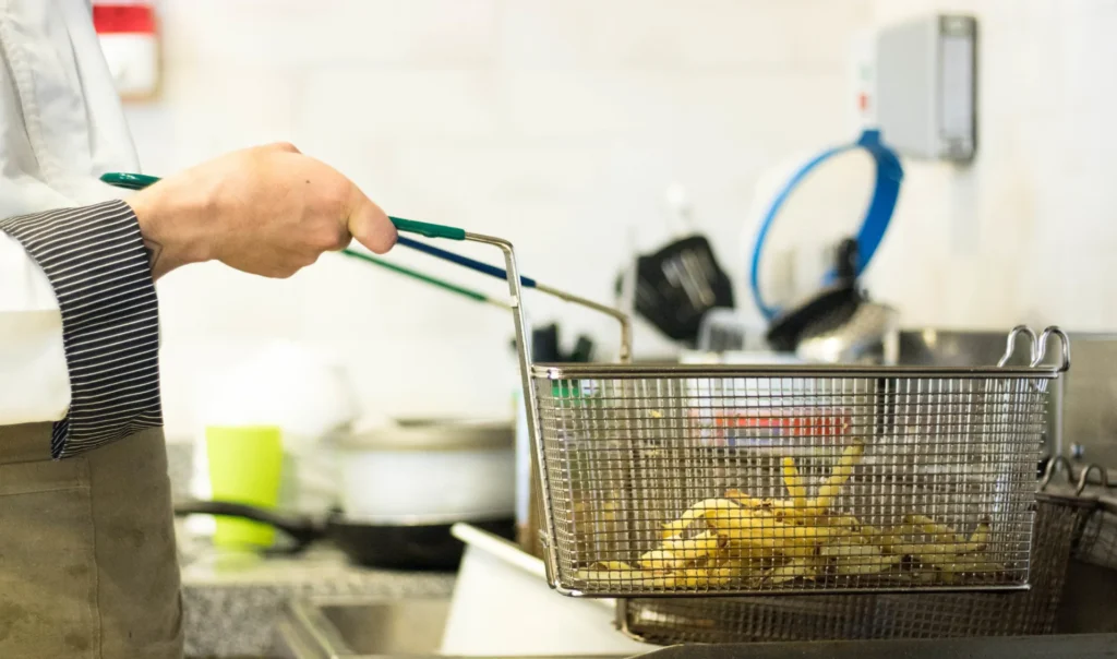 Pommes frites frittieren in einer S-FRY Fritteuse